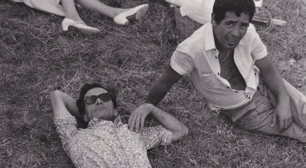 Pier Paolo Pasolini durante una pausa dall'Edipo re, 1967 (Agenzia Dufoto)