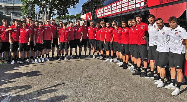 Giocatori e tecnici della Vis Pesaro prima della partenza per il ritiro
