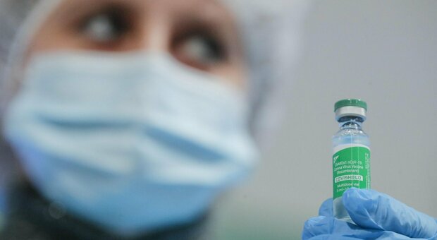 Quarta dose, l'immunologo Mantovani: «La vera sfida sarà il richiamo in autunno col vaccino aggiornato»