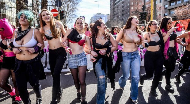 "Rispetto e dignità", l'8 marzo la donna non festeggia più: "Sciopero"