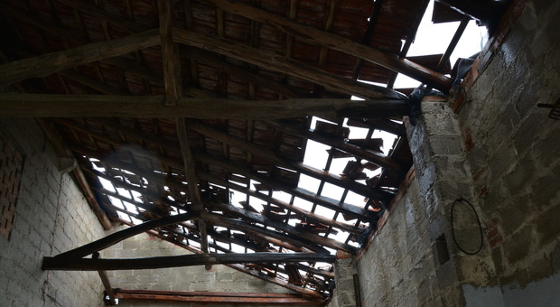 Qualcosa scricchiola: crolla il tetto di una casa, salvo per miracolo