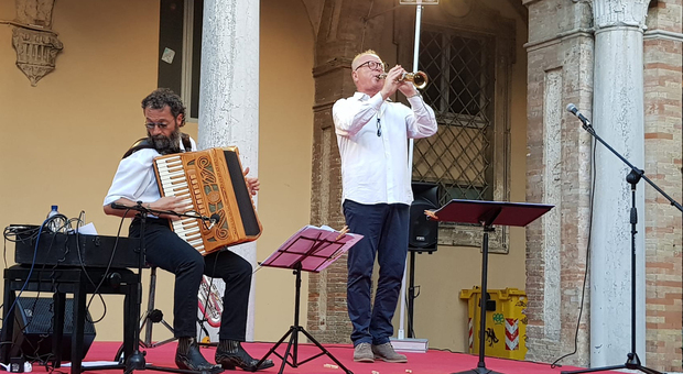 Federico Mondelci (sax) e Simone Zanchini (fisarmonica) nel Cortile Palazzo Venieri a Recanati