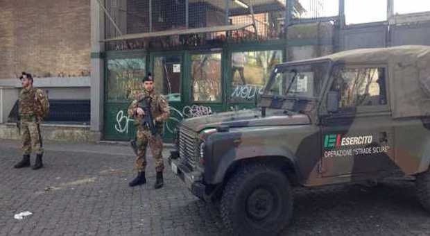 Roma, scatta l'operazione strade sicure: militari schierati per proteggere 34 siti