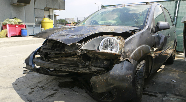 Sbandata terribile: l'auto finisce nel fossato. Grave una 27enne