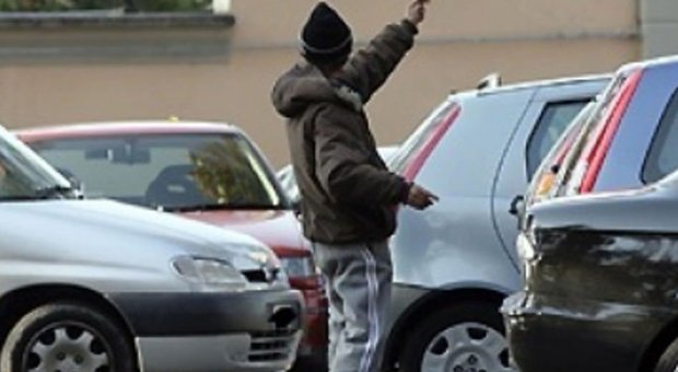 Coronavirus a Napoli, parcheggiatore abusivo al lavoro: scatta la multa per violazione norme Covid