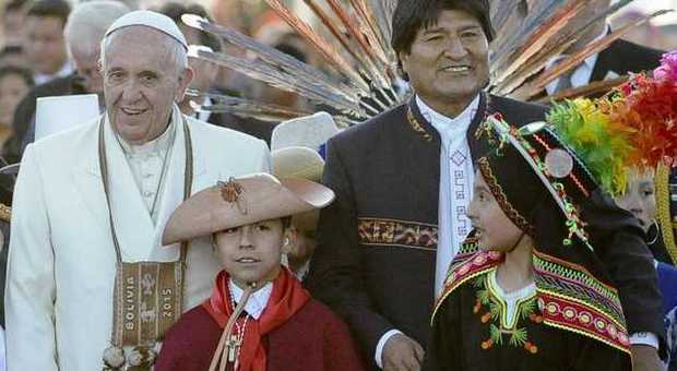 Bolivia, il Papa abbraccia Morales che gli regala borsa con foglie di coca