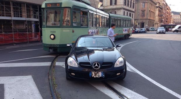 Lascia l'auto sui binari e blocca il tram: i turisti fotografano l'inciviltà