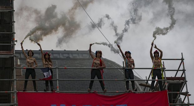 Francia, protesta Femen contro Front National vicino a seggio Le Pen