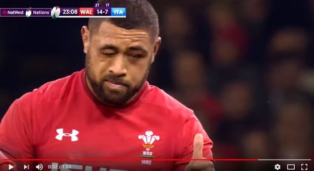 Rugby, cortesie dopo lo scontro frontale: il gigante gallese Faletau strizza l'occhio e l'azzurro Allan sorride Video