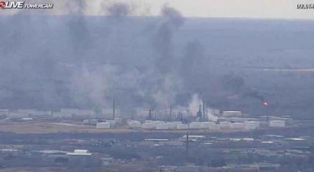Usa, esplosione in una raffineria, i vigili del fuoco: «Almeno 20 morti»