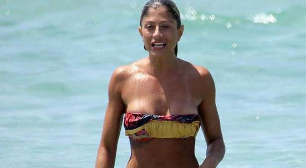 Maddalena Corvaglia, bikini da 10 e lode al mare in Salento