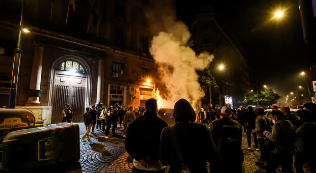 Coronavirus, crisi, proteste e nuovi scontri: Napoli è diventata una polveriera