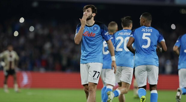 Il Napoli vola agli ottavi di Champions League: 4-2 all'Ajax. Protagonisti Raspadori, Kvaratskhelia e Osimhen