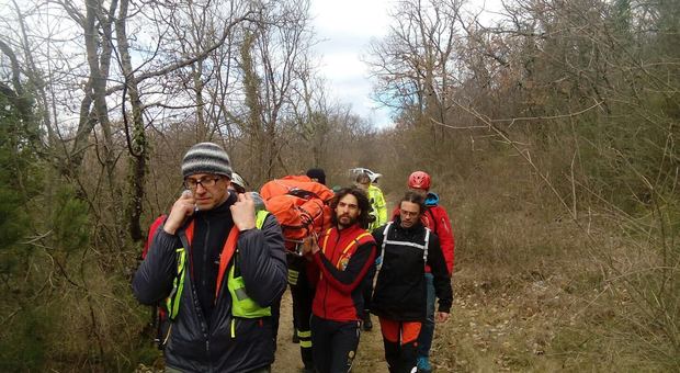 Cade in bosco e si frattura il femore: 84enne soccorso in Carso