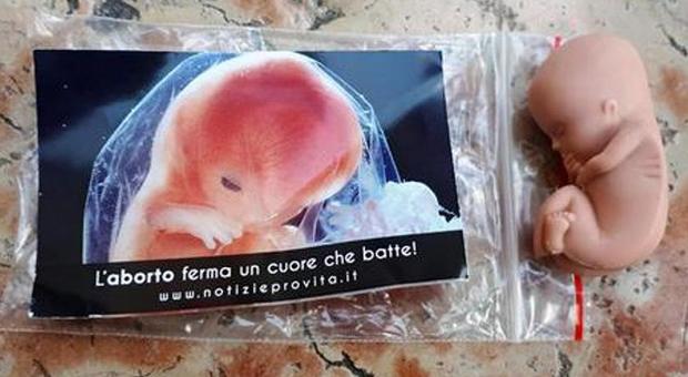 Gadget choc al congresso di Verona: un feto di gomma contro l'aborto