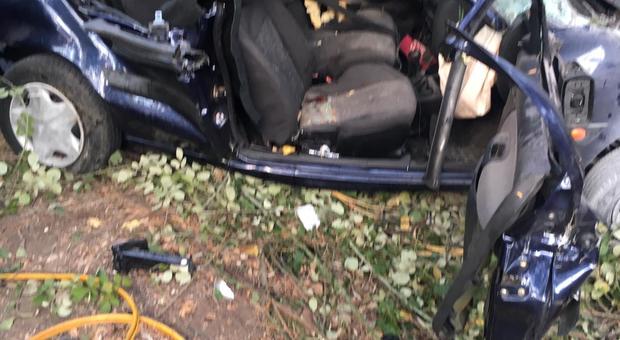 Incidente su strada Sabotino, auto si ribalta e s'incendia: ragazzo di 20 anni in condizioni disperate