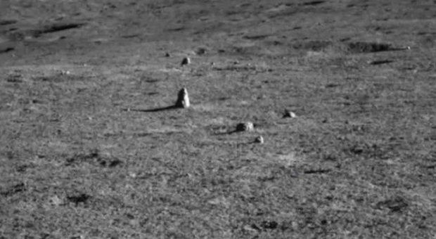 Spazio, il rover cinese trova pinnacolo di roccia sul lato nascosto della Luna: un rebus per gli scienziati
