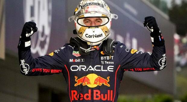 Max Verstappen esulta dopo il secondo Mondiale