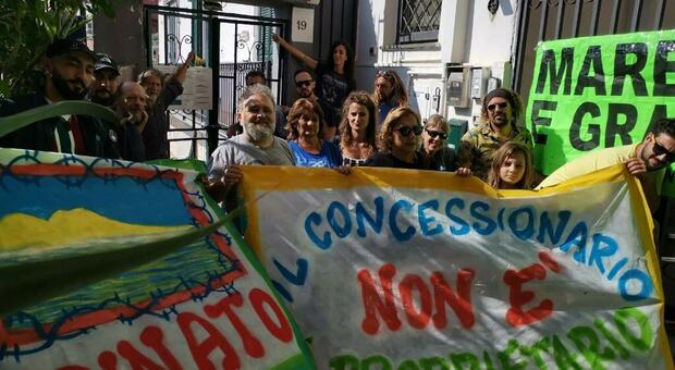 Napoli, spiaggia pubblica di Posillipo chiusa con il cancello: è protesta
