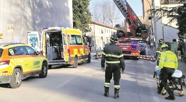 Imprenditore cade dal ponteggio del cantiere in biblioteca: è grave