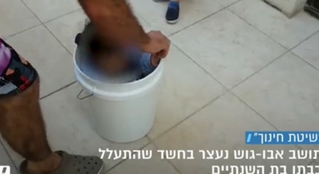 Gerusalemme, chiude la figlia di 2 anni in un secchio per punizione: padre musulmano incastrato da un video e arrestato