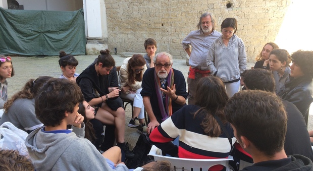 Da Madrid a Napoli per capire il fenomeno delle “stese”, 30 liceali intervistano Zanotelli