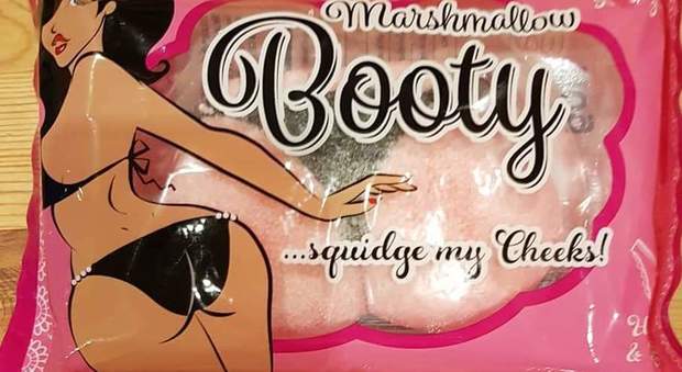 Marshmallows "boobies" e "booty" da "spremere" nei supermercati, scoppia la polemica: «È sessismo»