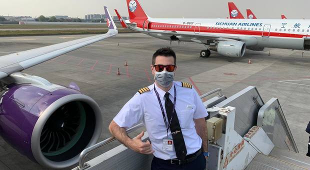 Pilota i jet in Cina ma ha paura per la famiglia che ha lasciato in Italia