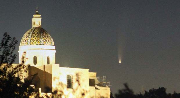 8 luglio 2020, La cometa Neowise sorge dietro la Cattedrale di Oria alle 4:12 Foto Giuseppe Donatiello