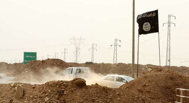 Isis, primo raid inglese in Iraq. La Turchia schiera i tank al confine