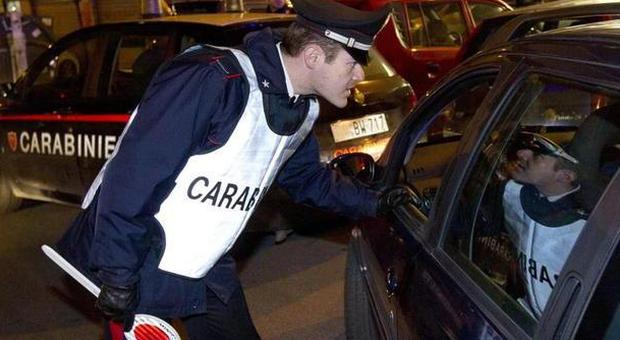 Senza assicurazione auto, offre 900 euro ai carabinieri, arrestato