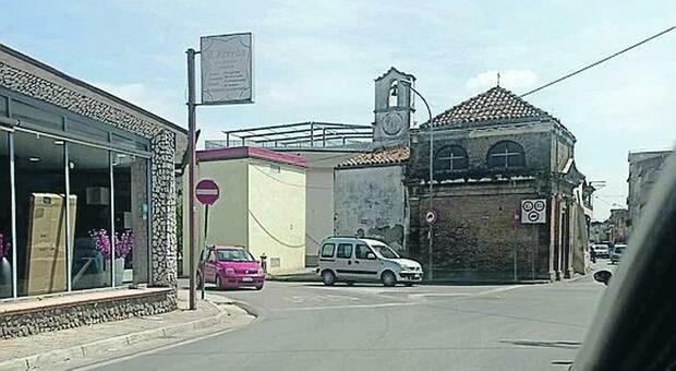 Maltempo in Campania, auto contro albero a San Marcellino