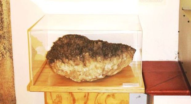 Il campione di calcite in esposizione da qualche giorno al museo "G. Zannato"