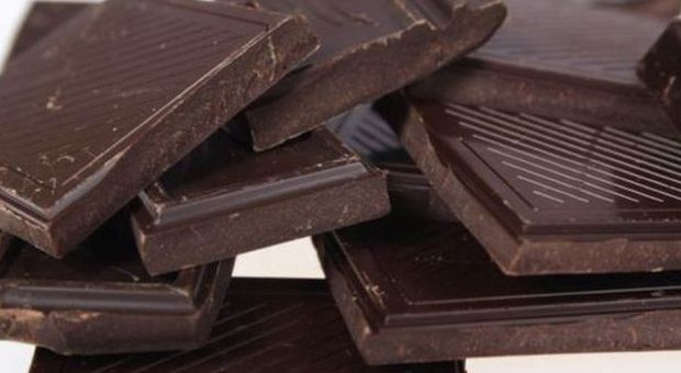 Cioccolato amaro contro l'ipertensione dilata le arterie e abbassa la pressione