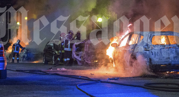 Roma sotto attacco dei piromani: bruciate decine di auto, caccia a una 500 nera