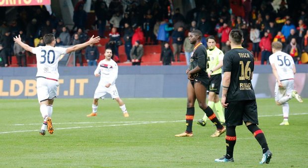 Per il Benevento la solita beffa nel finale: il Cagliari passa 2-1