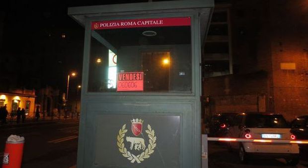 Piazza Fiume, il cartello «vendesi» sul gabbiotto dei vigili. «Monolocale vista Muro Torto»