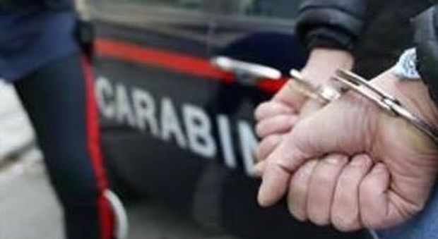 Truffatore seriale di auto preso in un rustico: condannato per 63 colpi all'estero