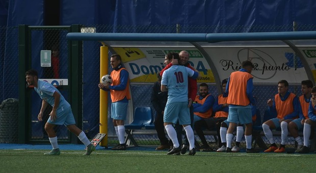 Mister Pagliarini abbraccia l'autore del gol