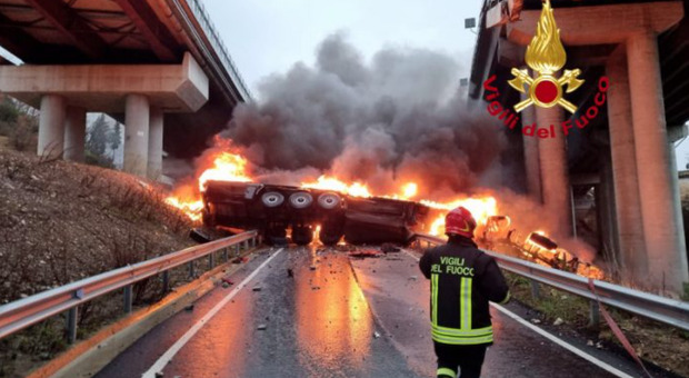 Incidente sull'A1: tir sbanda e crolla da un viadotto, morto l'autista. Chiuso tratto tra Calenzano e Barberino di Mugello