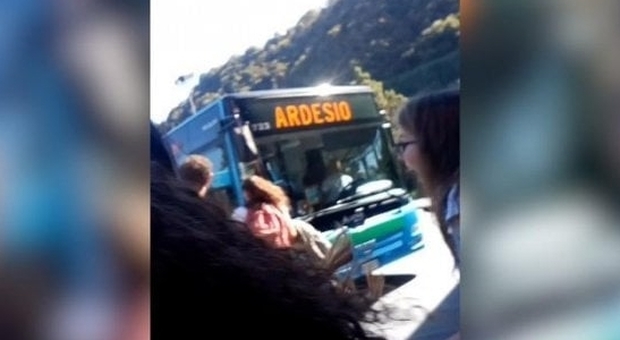 Scontro fra due autobus nel bergamasco: muore un 14enne, altri due studenti coinvolti nell'incidente
