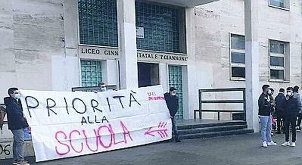 Caos davanti alle scuole a Benevento, l'ira di Mastella: «Basta o chiudo tutto»