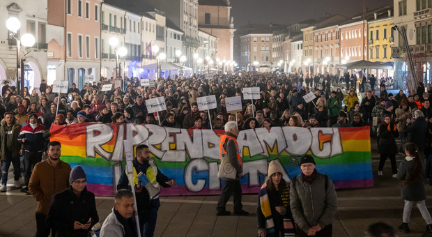I manifestanti in Piazza Ferretto