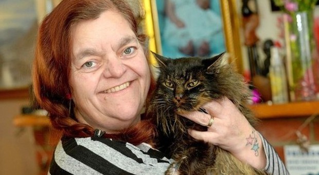 Il gatto Scruffy con la sua padrona (heraldexpress.co.uk)