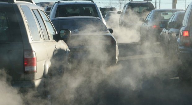 Olanda, dal 2025 stop auto a benzina e gasolio: "Inquinano troppo"