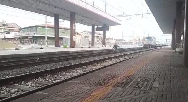 Si lancia sotto il treno in corsa ed esce illeso: denunciato un 50enne. Il video choc