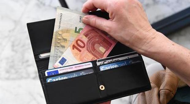 Trova un portafogli con 35mila euro al market e lo consegna alla cassiera