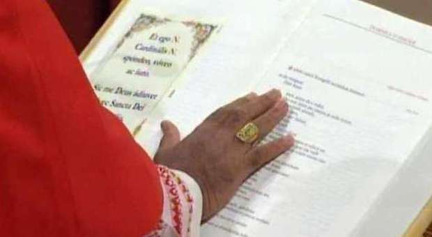 Conclave, cardinals read the secreacy oath