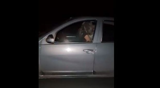 Sesso in autostrada a oltre 100 Km/h: l'uomo si accorge di essere ripreso e reagisce così