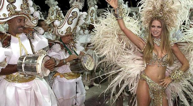 Il sindaco Crivella, vescovo evangelico, ci ripensa e raddoppia: il Carnevale di Rio quest'anno durerà 50 giorni